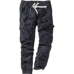 Spodnie sportowe z kieszeniami z boku nogawki bonprix czarny melanż. Czarne spodnie męskie bonprix, s, w paski, sportowe. Za 109,99 zł.
