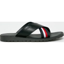 Tommy Hilfiger - Klapki. Czarne kapcie męskie TOMMY HILFIGER, ze skóry, bez zapięcia. W wyprzedaży za 239,90 zł.