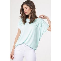 Miętowa Bluzka Doorstead. Zielone bluzki damskie Born2be, xl, z aplikacjami, z okrągłym kołnierzem, z krótkim rękawem. Za 39,99 zł.