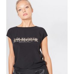 Koszulka z motywem animal print - Czarny. Czarne koszulki damskie Mohito, s, bez wzorów, bez kołnierzyka, bez rękawów. Za 59,99 zł.