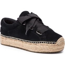 Espadryle UGG - W Brianna 1099890 W/Blk. Czarne espadryle damskie Ugg, bez wzorów, z zamszu, bez obcasa, na płaskiej podeszwie. W wyprzedaży za 449,00 zł.