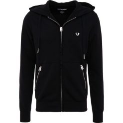 True Religion HOODED HORSESHOE Bluza rozpinana black. Czarne kardigany męskie marki True Religion, xxl, bez wzorów, z bawełny, bez kołnierzyka, bez rękawów, bez kaptura. Za 799,00 zł.