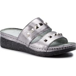 Klapki POLLONUS - 5-1076-004 Srebro Metal. Szare klapki damskie Pollonus, z aplikacjami, ze skóry, bez obcasa, na obcasie. W wyprzedaży za 149,00 zł.