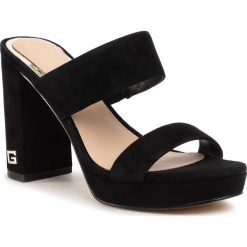 Klapki GUESS - Blubell FL6ELL SUE03 BLACK. Czarne klapki damskie Guess, z aplikacjami, z zamszu, bez obcasa, na obcasie. W wyprzedaży za 509,00 zł.