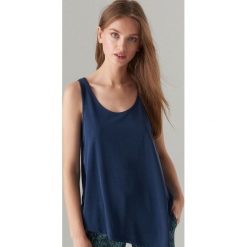 Asymetryczny top oversize - Niebieski. Niebieskie topy damskie Mohito, s, bez wzorów, z asymetrycznym kołnierzem. W wyprzedaży za 19,99 zł.