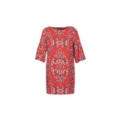 Sukienki krótkie Vero Moda VMGYANA. Czerwone sukienki damskie Vero Moda, s, bez wzorów, bez kołnierzyka, z krótkim rękawem, krótkie, mini. Za 125,30 zł.