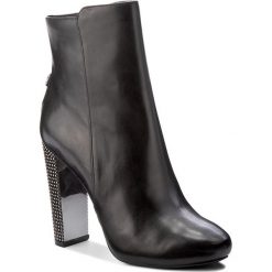 Botki GUESS - Dodie FLDOD3 LEA10 BLACK. Czarne botki damskie na obcasie Guess, z materiału. W wyprzedaży za 489,00 zł.