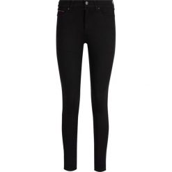 Jeansy Slim Fit Tommy Jeans DW0DW04415. Czarne jeansy damskie Tommy Jeans. Za 409,00 zł.