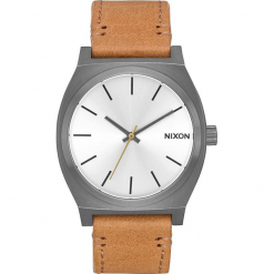 Zegarek kwarcowy "Time Teller" w kolorze jasnobrązowo-srebrno-białym. Brązowe, analogowe zegarki męskie marki Nixon, ze stali. W wyprzedaży za 159,95 zł.