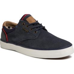 Tenisówki WRANGLER - Monument Suede WM01003A Navy 016. Niebieskie półbuty męskie Wrangler, na co dzień, bez wzorów, z zamszu, eleganckie, bez zapięcia. W wyprzedaży za 229,00 zł.