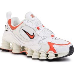 Buty NIKE - Shox Tl Nova AT8046 101 White/Team Orange/Spruce Aura. Białe półbuty damskie Nike, na co dzień, bez wzorów, ze skóry, bez obcasa, na płaskiej podeszwie, bez zapięcia. Za 679,00 zł.