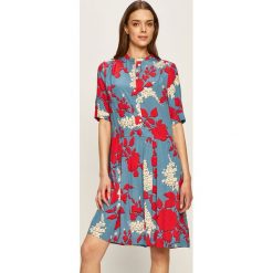 Calvin Klein - Sukienka. Niebieskie sukienki damskie Calvin Klein, na co dzień, w kwiaty, z wiskozy, casualowe, z okrągłym kołnierzem, z krótkim rękawem, krótkie, mini, rozkloszowane. W wyprzedaży za 499,90 zł.