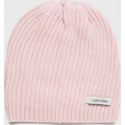 Calvin Klein - Czapka. Czerwone czapki zimowe damskie marki Calvin Klein, z bawełny. Za 159,90 zł.