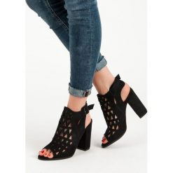 AŻUROWE ZABUDOWANE SANDAŁY. Czarne sandały damskie CHC SHOES, bez wzorów, bez obcasa, bez zapięcia. Za 129,90 zł.