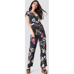 Trendyol Kombinezon w kwiaty - Multicolor. Szare kombinezony z printem marki Trendyol, z dekoltem na plecach. Za 181,95 zł.