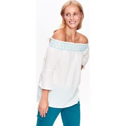 BLUZKA DŁUGI RĘKAW DAMSKA, Z ODKRYTYMI RAMIONAMI, Z FALBANĄ, Z HAFTEM. Szare bluzki longsleeves Top Secret, z haftami, eleganckie. Za 34,99 zł.