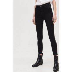 Jeansy push up - Czarny. Czarne jeansy damskie Cropp. Za 79,99 zł.