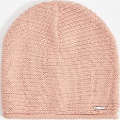 Czapka beanie o splocie w prążki - Różowy. Różowe czapki damskie Mohito, bez wzorów, ze splotem. W wyprzedaży za 19,99 zł.