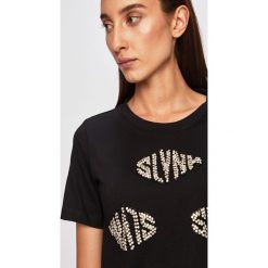 Silvian Heach - T-shirt. Czarne bluzki damskie Silvian Heach, s, z aplikacjami, z bawełny, klasyczne, z okrągłym kołnierzem, z krótkim rękawem. W wyprzedaży za 179,90 zł.