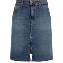 Spódnica jeansowa Tommy Jeans DW0DW06579. Niebieskie spódniczki damskie Tommy Jeans, bez wzorów, z jeansu. W wyprzedaży za 209,00 zł.