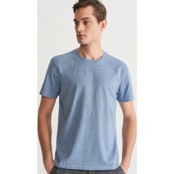 T-shirt z mikrowzorem - Niebieski. Niebieskie t-shirty męskie Reserved, s, bez wzorów, bez kołnierzyka. Za 49,99 zł.