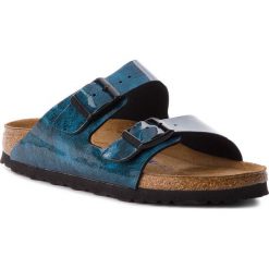 Klapki BIRKENSTOCK - Arizona Bs 1011137 Strong Blue. Niebieskie klapki damskie marki Birkenstock, bez wzorów, ze skóry ekologicznej, bez obcasa. W wyprzedaży za 239,00 zł.