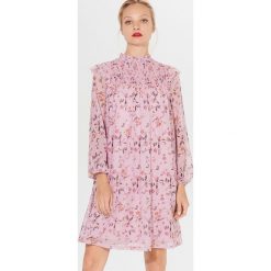 Sukienka babydoll w kwiatki - Kremowy. Białe sukienki damskie Mohito, s, w kwiaty, bez kołnierzyka, bez rękawów. W wyprzedaży za 79,99 zł.