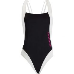 Strój kąpielowy Calvin Klein Swimwear Plunge Back One Piece KW0KW00976. Stroje kąpielowe damskie Calvin Klein Swimwear, xs, bez wzorów, z elastanu. W wyprzedaży za 399,00 zł.