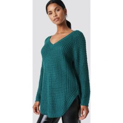 NA-KD Sweter ze splotem - Green. Zielone swetry klasyczne damskie NA-KD, z dzianiny, dekolt w kształcie v. Za 80,95 zł.