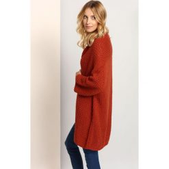 Kardigan długi rękaw damski. Pomarańczowe swetry damskie Top Secret, na zimę, bez wzorów, z dzianiny, eleganckie, z długim rękawem, długie, bez kaptura. Za 99,99 zł.