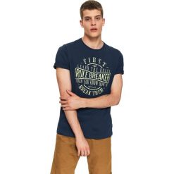 T-shirt z nadrukiem. Niebieskie t-shirty męskie Top Secret, na zimę, xxl, z nadrukiem, z bawełny, z kontrastowym kołnierzykiem, krótkie. Za 19,99 zł.
