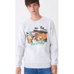 Bluza z nadrukiem Rick and Morty - Jasny szary. Szare bluzy męskie House, s, z nadrukiem, bez kołnierzyka, bez rękawów, bez kaptura. Za 99,99 zł.