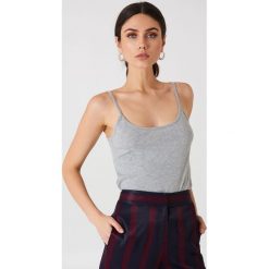 NA-KD Basic Top na ramiączkach basic - Grey. Szare topy damskie marki NA-KD Basic, bez wzorów, z bawełny, bez kołnierzyka. W wyprzedaży za 25,60 zł.