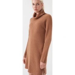Długi sweter oversize z golfem -. Swetry damskie Sinsay, s, bez wzorów, z długim rękawem, długie, bez kaptura. Za 69,99 zł.