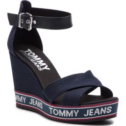 Sandały TOMMY JEANS - Pop Webbing Wedge Sandal EN0EN00448 Midnight 403. Niebieskie klapki damskie marki Tommy Jeans, bez wzorów, z jeansu, bez obcasa, na obcasie. Za 399,00 zł.