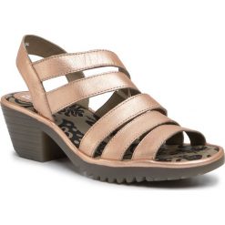 Sandały FLY LONDON - Wozefly P501118006 Blush Gold. Różowe klapki damskie Fly London, bez wzorów, ze skóry, bez obcasa, na obcasie. Za 429,00 zł.