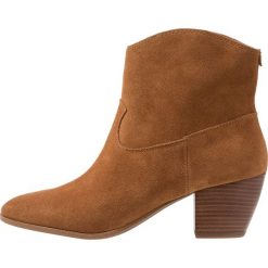 MICHAEL Michael Kors AVERY Botki acorn. Czarne botki damskie skórzane marki MICHAEL Michael Kors, przed kolano, na wysokim obcasie. Za 899,00 zł.