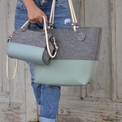 Filcowa torebka Baby Blue mini. Niebieskie torebki klasyczne damskie Pakamera, bez wzorów, na ramię, bez dodatków. Za 150,00 zł.