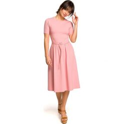Różowa Lekko Rozkloszowana Sukienka z Krótkim Rękawem. Różowe sukienki damskie Molly.pl, na randkę, s, bez wzorów, z dzianiny, eleganckie, bez kołnierzyka, z krótkim rękawem, krótkie, mini, rozkloszowane. Za 149,90 zł.