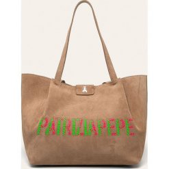 Patrizia Pepe - Torebka skórzana. Niebieskie torby damskie na zakupy Patrizia Pepe, w paski, ze skóry, na ramię, duże, zamszowe, z aplikacjami. Za 1249,00 zł.