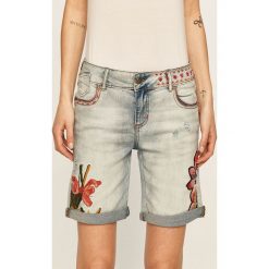 Desigual - Szorty jeansowe. Niebieskie szorty damskie Desigual, z aplikacjami, z elastanu, casualowe. Za 349,90 zł.