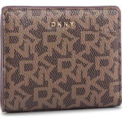 Mały Portfel Damski DKNY - R83ZJ657 Mocha Logo/Vic 9MV. Pomarańczowe portfele damskie DKNY, bez wzorów, ze skóry ekologicznej. W wyprzedaży za 219,00 zł.