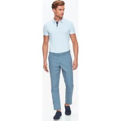 Spodnie męskie typu chino o regularnym kroju. Niebieskie spodnie męskie Top Secret, na co dzień, m, bez wzorów, z bawełny, eleganckie. W wyprzedaży za 39,99 zł.