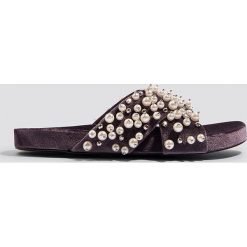 Kapcie damskie: NA-KD Shoes Kapcie z aksamitu z koralikami – Purple
