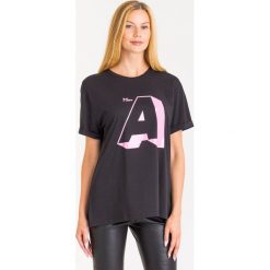 T-SHIRT EMPORIO ARMANI. Czarne t-shirty damskie Emporio Armani, z nadrukiem, z materiału, z okrągłym kołnierzem. Za 407,40 zł.