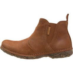 El Naturalista ANGKOR Ankle boot wood. Brązowe botki damskie marki El Naturalista, ze skóry, bez obcasa, bez zapięcia. Za 609,00 zł.