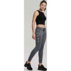 Ciemnoszare Spodnie Dresowe Metilenia. Szare spodnie damskie Renee, s, z dresówki. Za 39,99 zł.