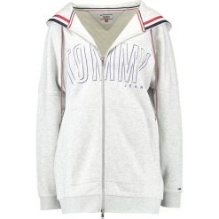 Tommy Jeans Bluza rozpinana grey. Szare bluzy damskie marki Tommy Jeans, l, z bawełny. W wyprzedaży za 419,30 zł.