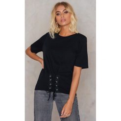 T-shirty damskie: Rut&Circle T-shirt z paskiem na talii – Black