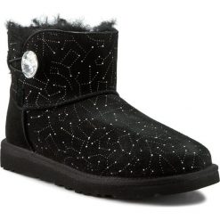 Buty UGG - W Mini Bailey Button Bling Constellation 1008822 Blk. Czarne bez kategorii marki Ugg, ze skóry. W wyprzedaży za 499,00 zł.